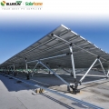 Structure de rayonnage à panneaux solaires lestés sur le toit