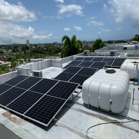 Panneau solaire bifacial Bluesun 460w installé à Porto Rico