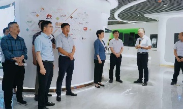 Bienvenue aux dirigeants de Jinghu District, Wuhu Ville et secrétaire du shushan Comité de district de Hefei Ville, Wang Haixia, et son Entourage à visiter Bluesun solaire groupe. 